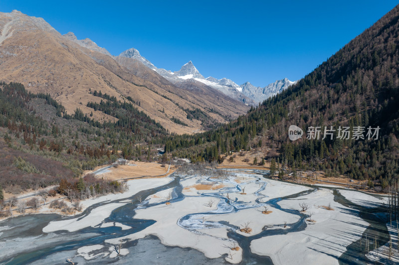 航拍冬天的四姑娘山双桥沟风景