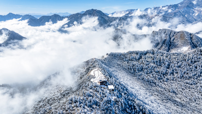 四川成都西岭雪山景区的日月坪航拍特写