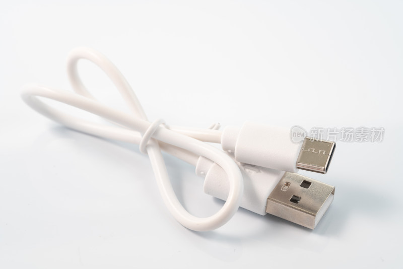 白色USB数据线特写