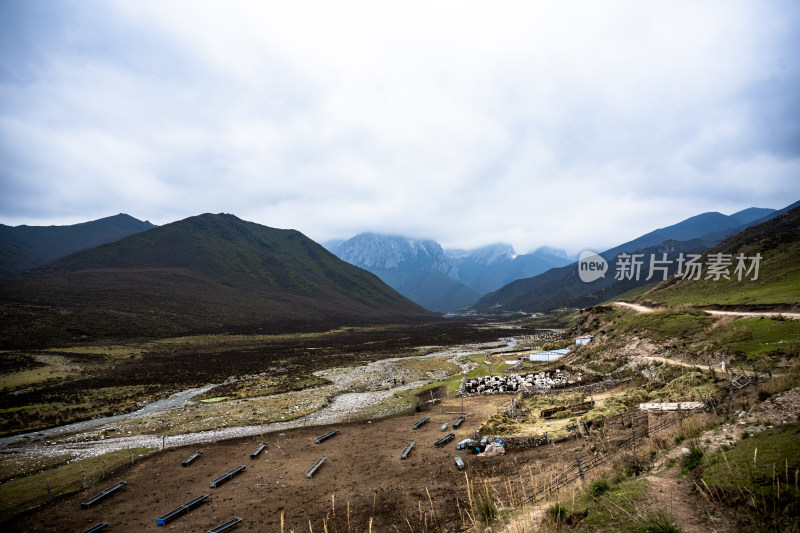 马牙雪山下