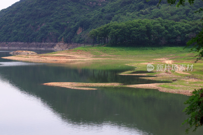 春天的大连大西山水库绿意盎然湖面平静