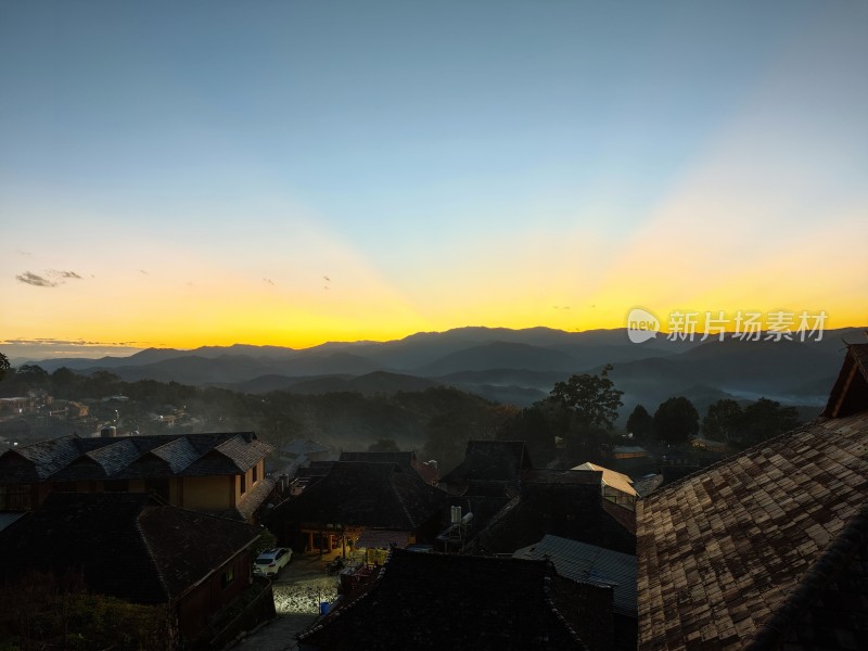 山间村落的金色日落