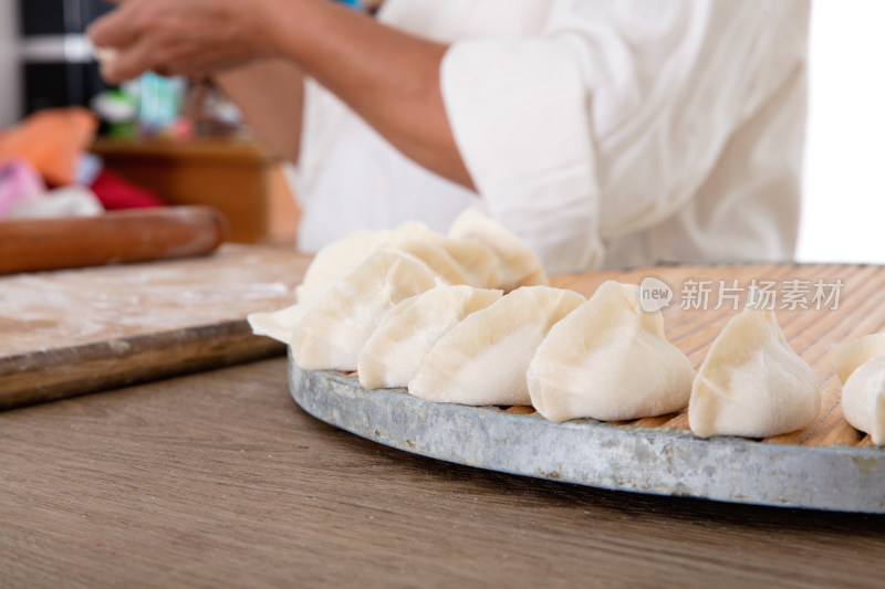 节日里中国妇女在厨房里忙碌的包饺子