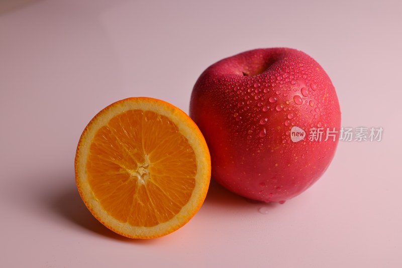 白色背景下的苹果和橙子特写镜头