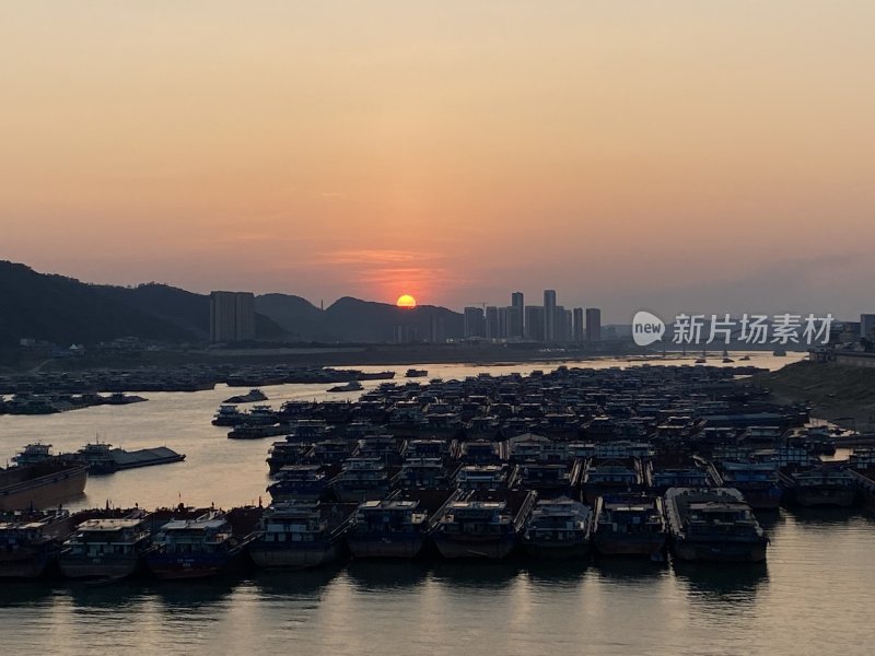 梧州西江江上众多船只与落日余晖的美丽景象