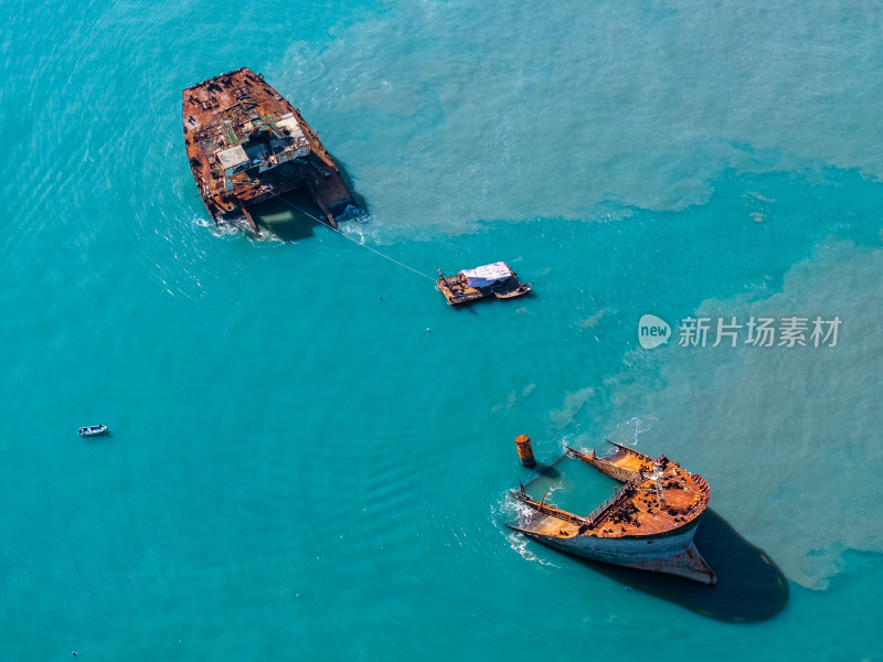 海上废弃船只俯拍景象