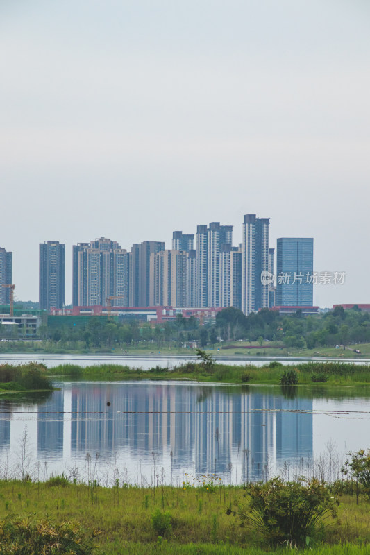 湖面倒影下的城市建筑