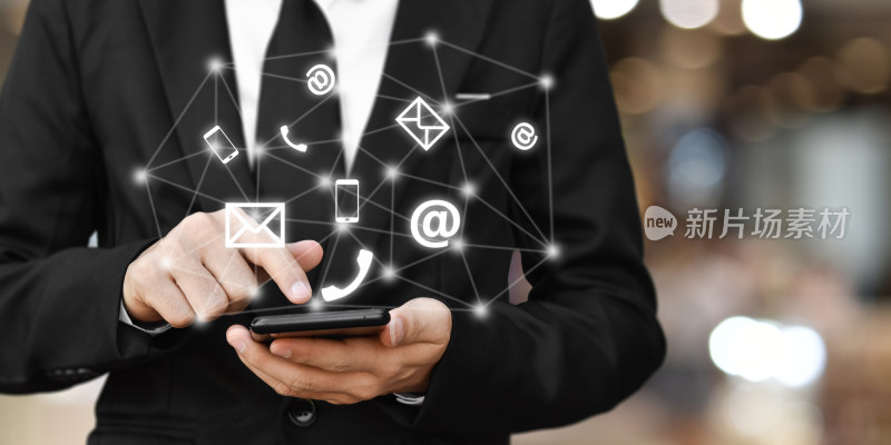 商务人士操作智能手机画面