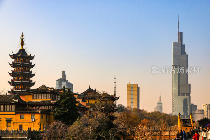 南京鸡鸣寺与紫峰大厦古今同框城市天际线