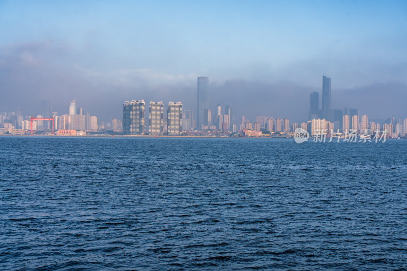 从钻石湾远眺大连市中心建筑穿云海