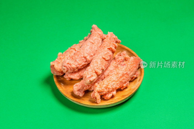 木制盘子上的孜然肉