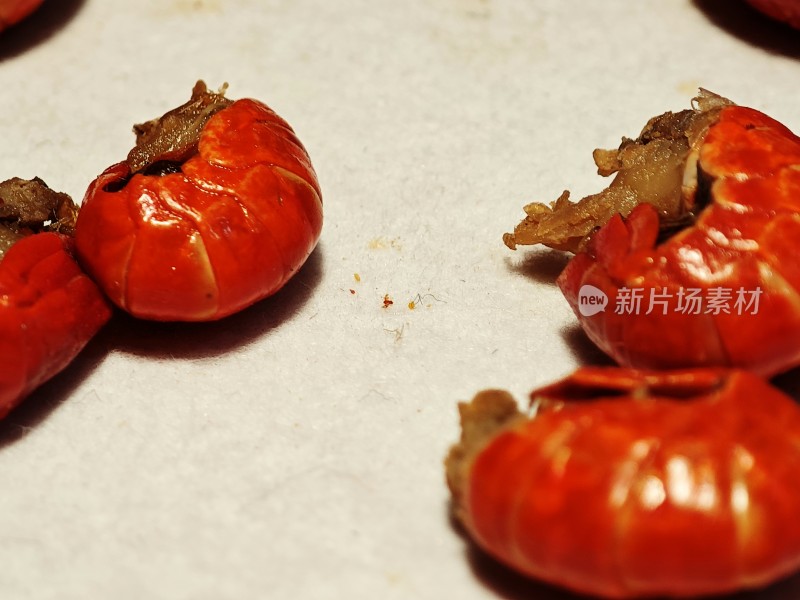 小龙虾露出鲜嫩饱满的虾肉