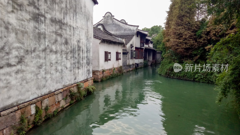 江南水乡河道旁古建筑