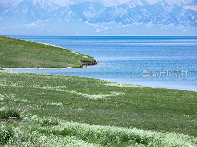 蓝天白云下草原，蓝色湖泊和山脉的自然风景