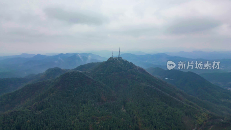 连绵起伏山川丘陵蓝天白云航拍图