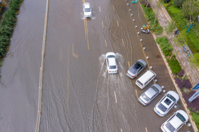 雨后积水的城市道路