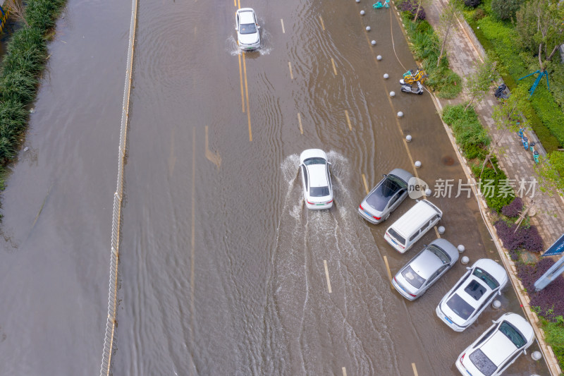 雨后积水的城市道路