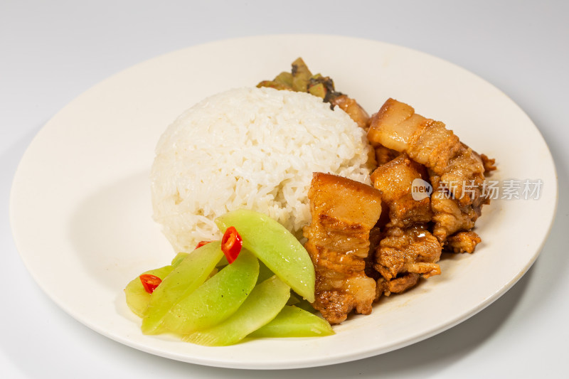 圆盘里的回锅肉盖饭