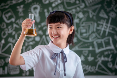 小学女生拿着烧杯