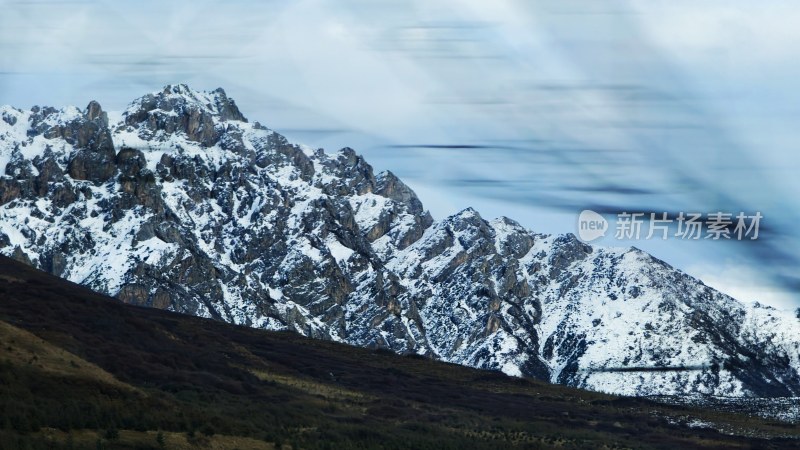 雪山远景 山峰被积雪覆盖的自然景观