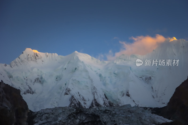 雪山日出自然风景