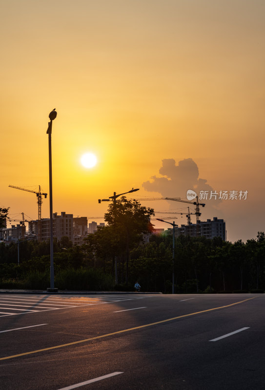 黄昏夕阳城市街道