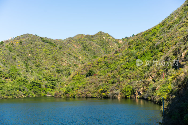 秋天的黄花城水长城景区里的水库群山