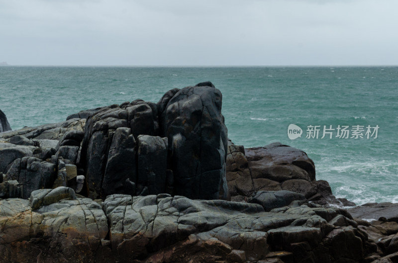 福建省福州平潭岛海边黑沙滩