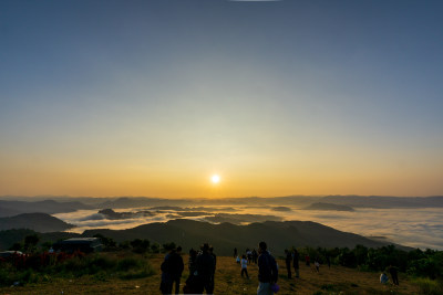 山顶观看云海日出的人群