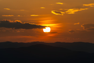 夕阳西下映照山峦的壮美景观