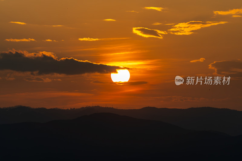 夕阳西下映照山峦的壮美景观