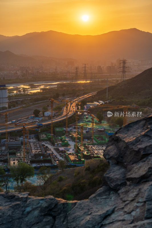 俯瞰北京石景山西山永定河日落阜石路车流