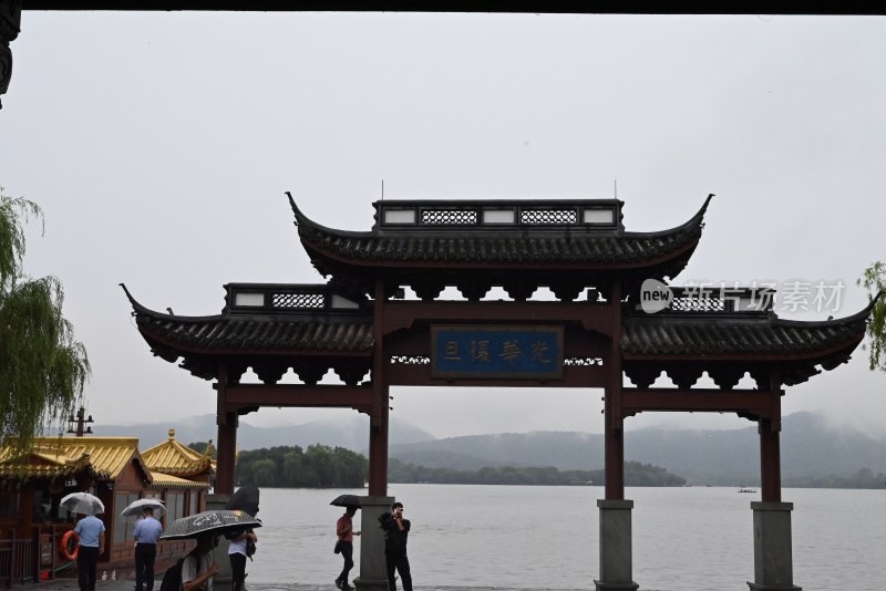 西湖三潭映月古牌楼雨天景象