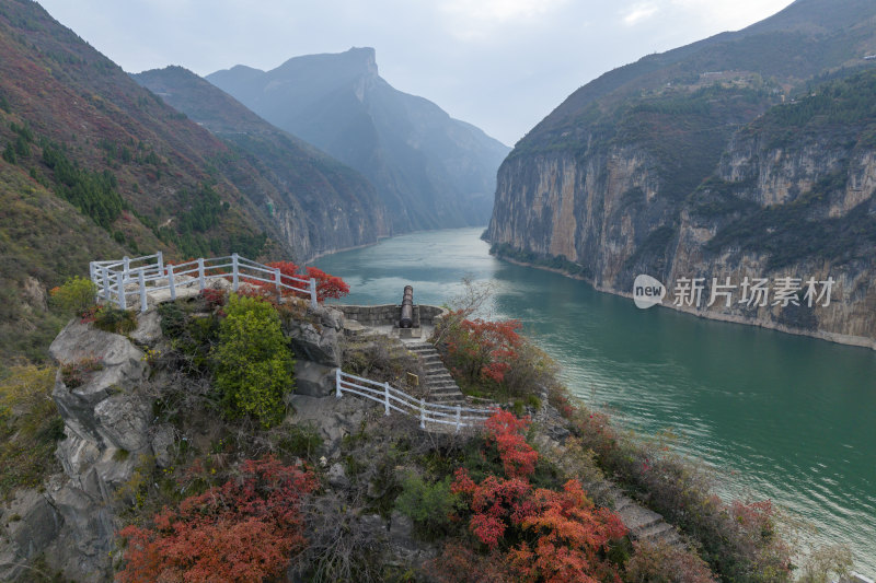 长江三峡奉节瞿塘峡古炮台红叶风光