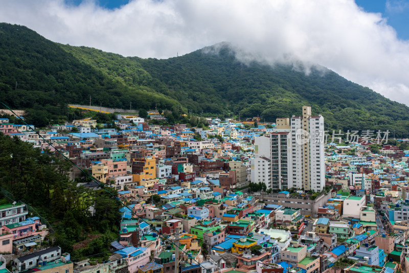 韩国釜山著名景点甘川文化村风光