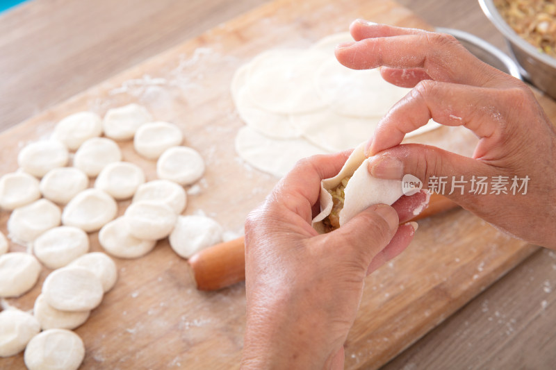 中国传统节日前的准备包饺子