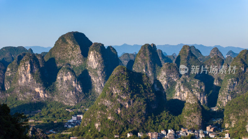 广西阳朔十里画廊月亮山