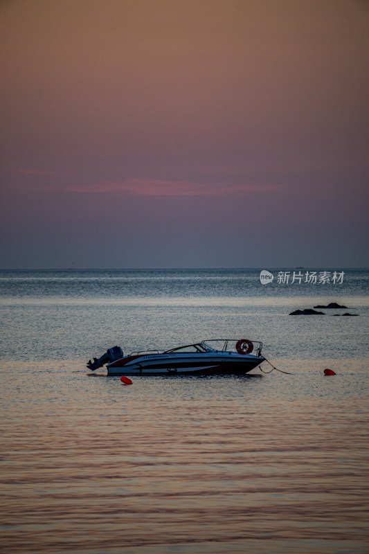 山东烟台第一海上浴场栈桥海上日出景观