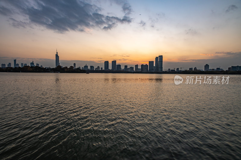 黄昏夕阳南京玄武湖城市建筑景观