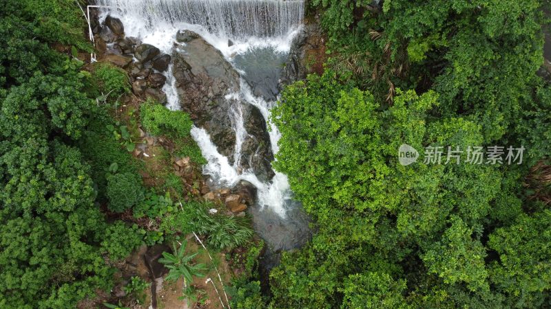 广东东莞：连日降雨 景区瀑布流水潺潺