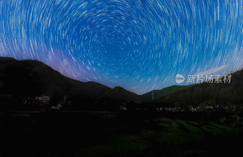 山间夜色中的星轨全景