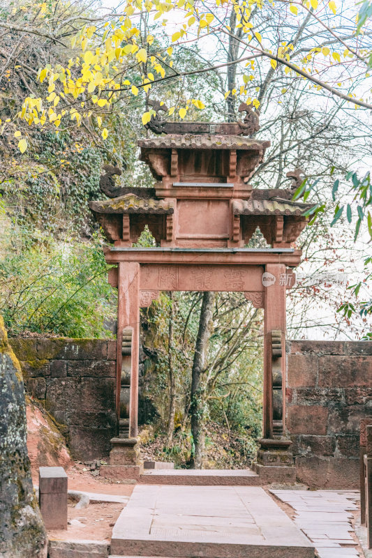 黄山市道教齐云山景区山林间古朴石牌坊景观