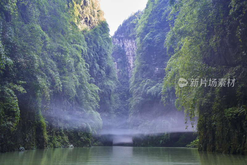 水汽弥漫的峡谷