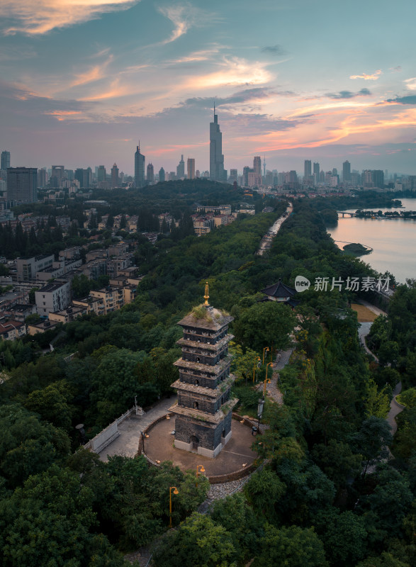 南京城市中古塔与周边景致的航拍景象