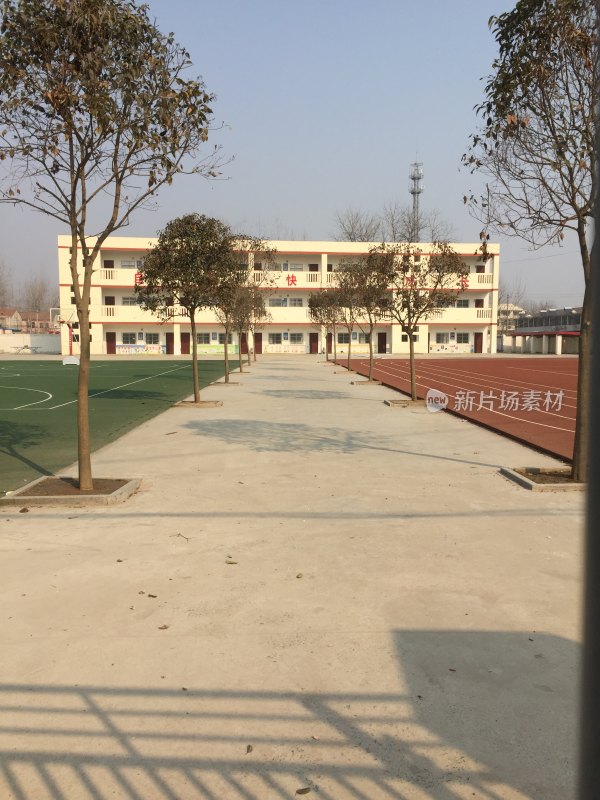 学校前的路和操场