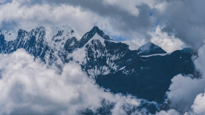 夏季云雾间的云南迪庆州德钦县梅里雪山