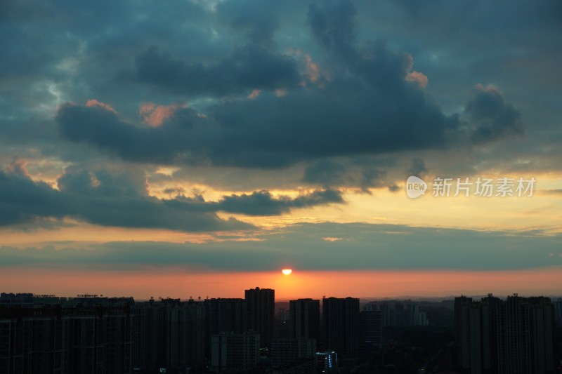 城市日落时分天际线景观