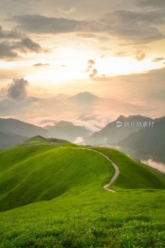 高山草甸武功山日出时分自然风景