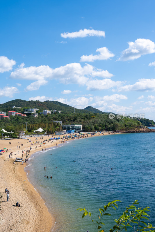 蓝天白云下的大连傅家庄公园海滨浴场