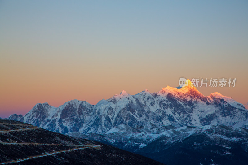 西藏林芝雪景南迦巴瓦峰日照金山雪山夕阳